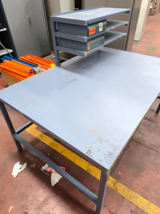 Mesa de trabajo con estantería