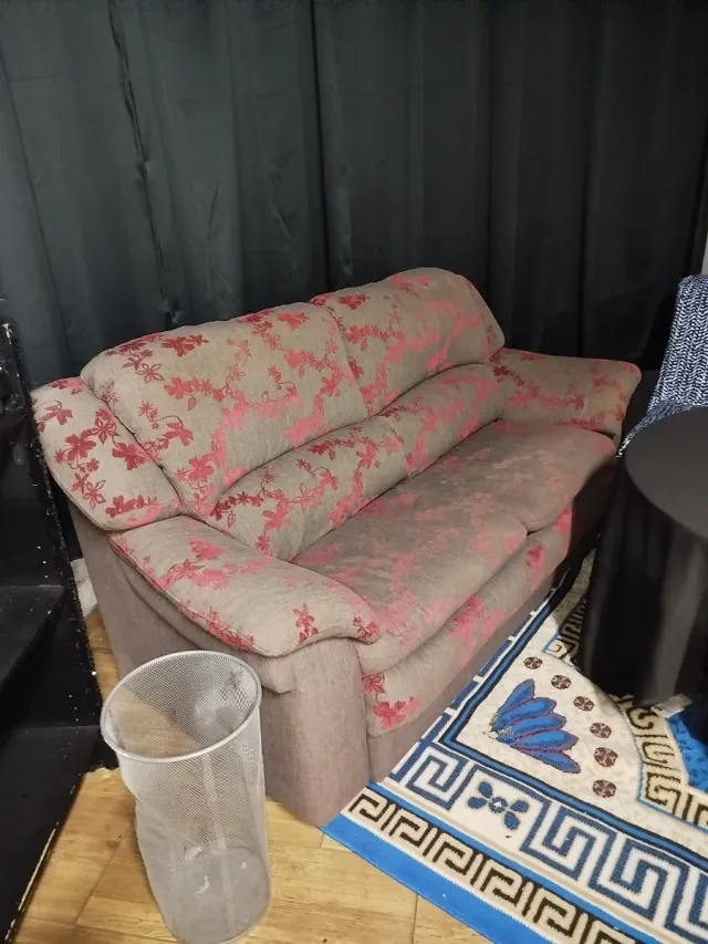 2 Sofás de tela gris oscuro,rojo, los dos por 140€