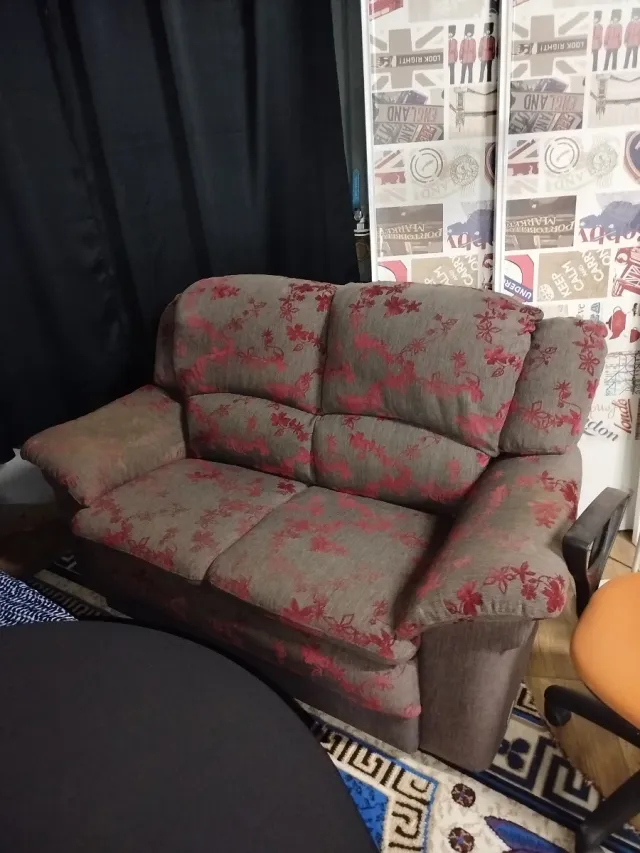 2 Sofás de tela gris oscuro,rojo, los dos por 140€