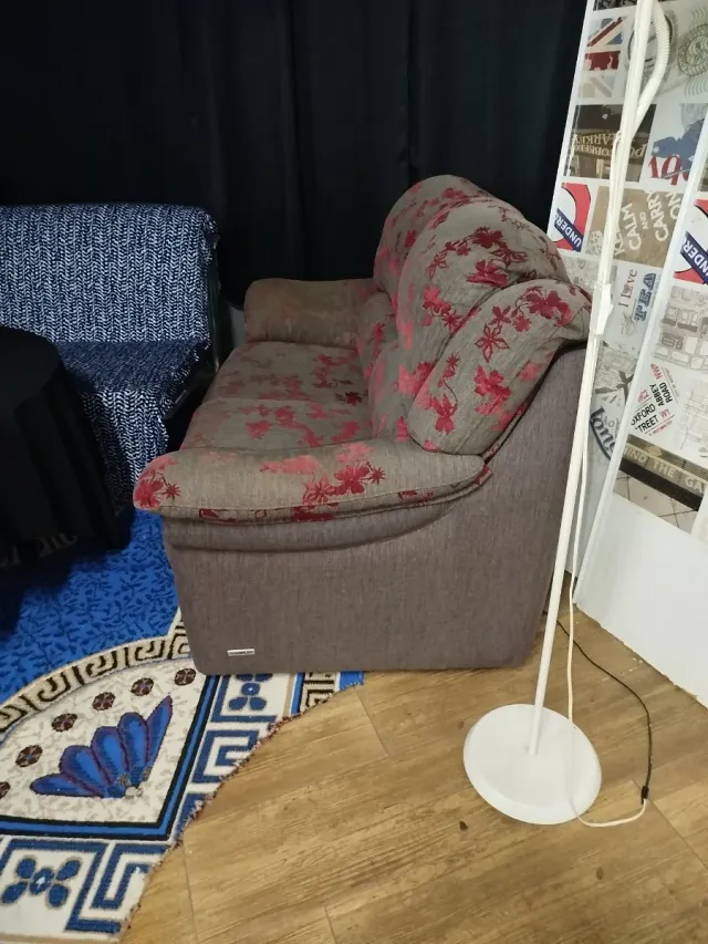 2 Sofás de tela gris oscuro,rojo, los dos por 140€