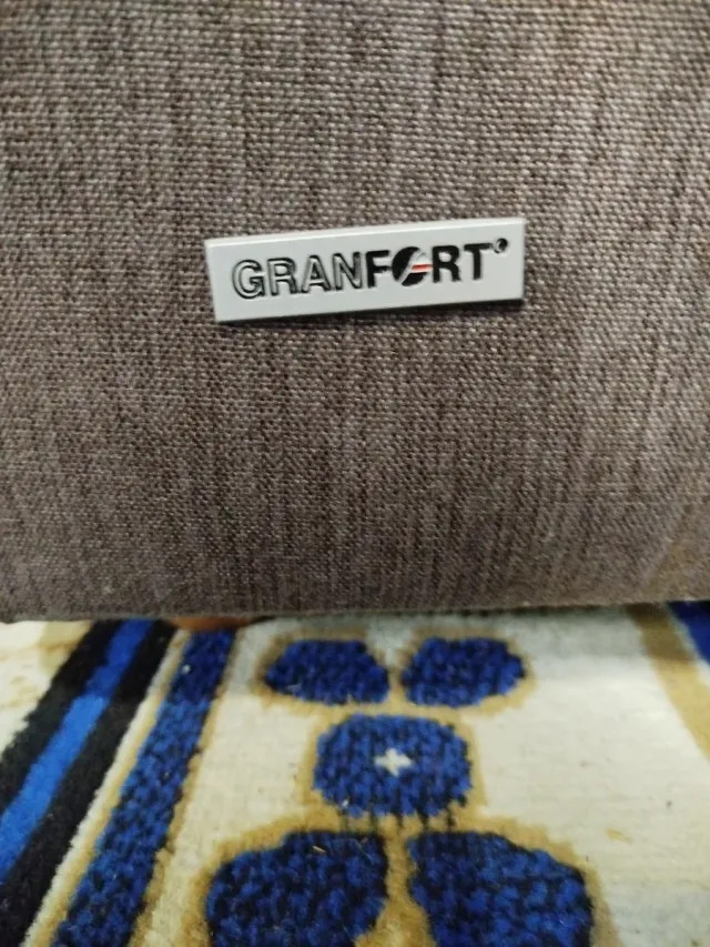 2 Sofás de tela gris oscuro,rojo, los dos por 140€