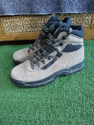 Botas de montaña JEFEDA beige y negras
