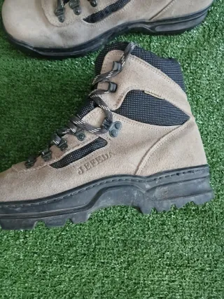 Botas de montaña JEFEDA beige y negras