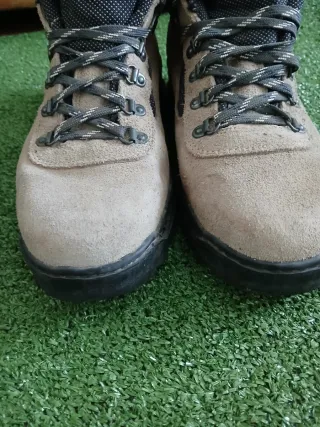 Botas de montaña JEFEDA beige y negras