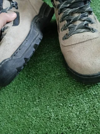 Botas de montaña JEFEDA beige y negras