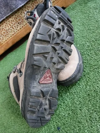 Botas de montaña JEFEDA beige y negras