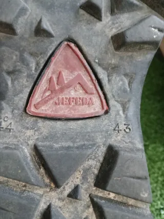 Botas de montaña JEFEDA beige y negras