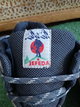 Botas de montaña JEFEDA beige y negras