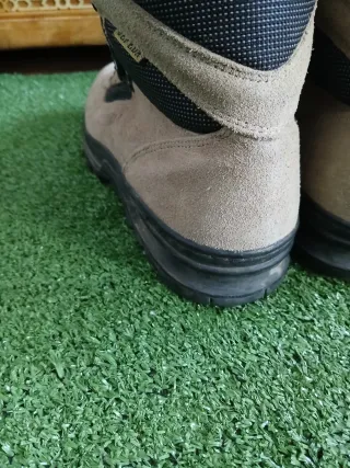 Botas de montaña JEFEDA beige y negras