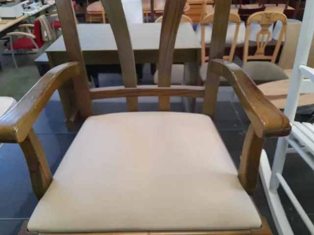 Silla de madera con asiento tapizado