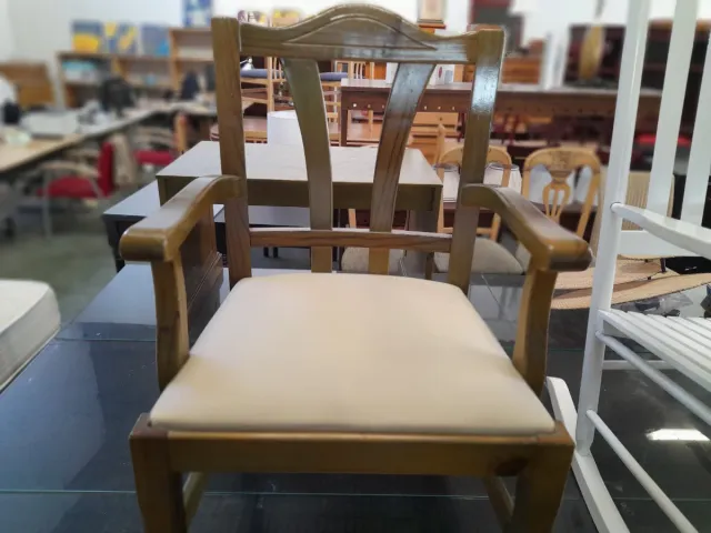 Silla de madera con asiento tapizado
