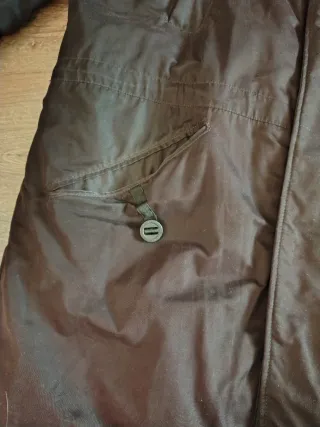 Abrigo negro hombre con capucha