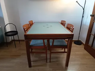 Mesa comedor + 4 sillas madera y cristal