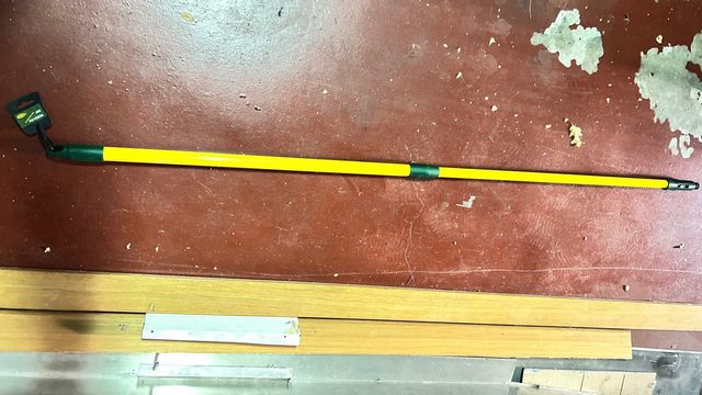 Cepillo de limpieza de césped artificial con palo