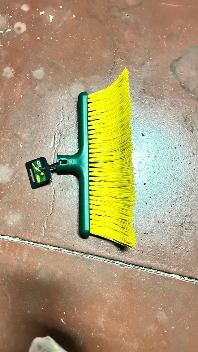 Cepillo de limpieza de césped artificial con palo