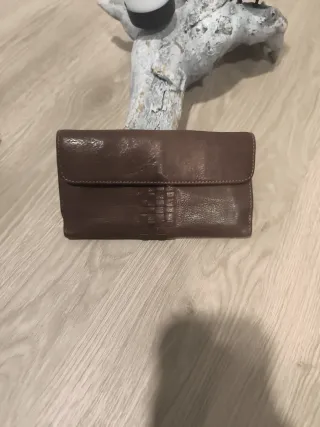 Monedero de piel marrón