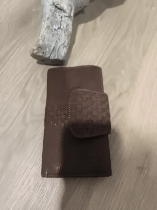 Monedero de piel marrón