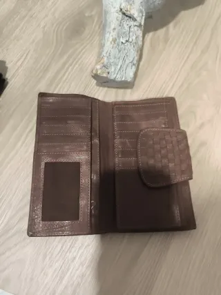 Monedero de piel marrón