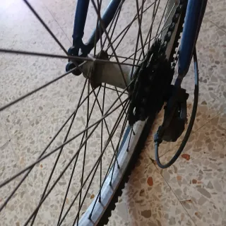 Bicicleta de montaña azul