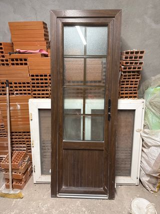 Puerta PVC marrón con cristal