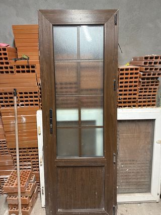 Puerta PVC marrón con cristal