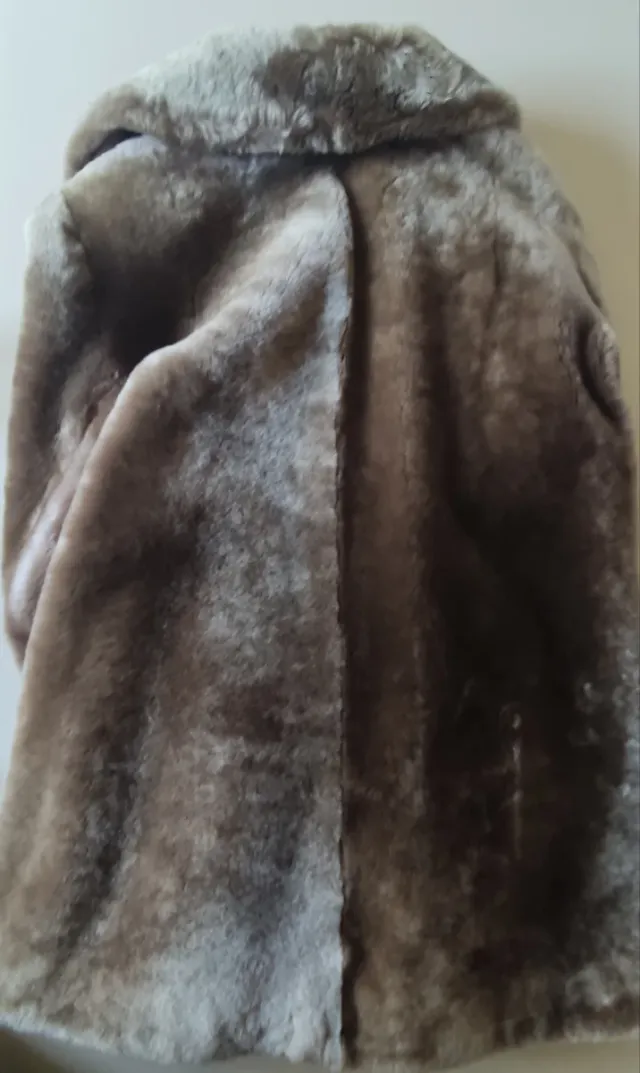 Chaquetón piel de señora, de la peletería Martín.