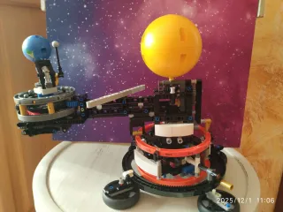 Lego Technic: pianeta Terra e Luna in orbita solare