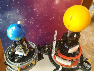 Lego Technic: pianeta Terra e Luna in orbita solare