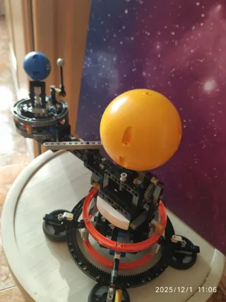 Lego Technic: pianeta Terra e Luna in orbita solare