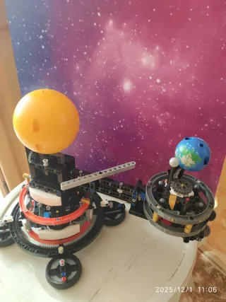 Lego Technic: pianeta Terra e Luna in orbita solare