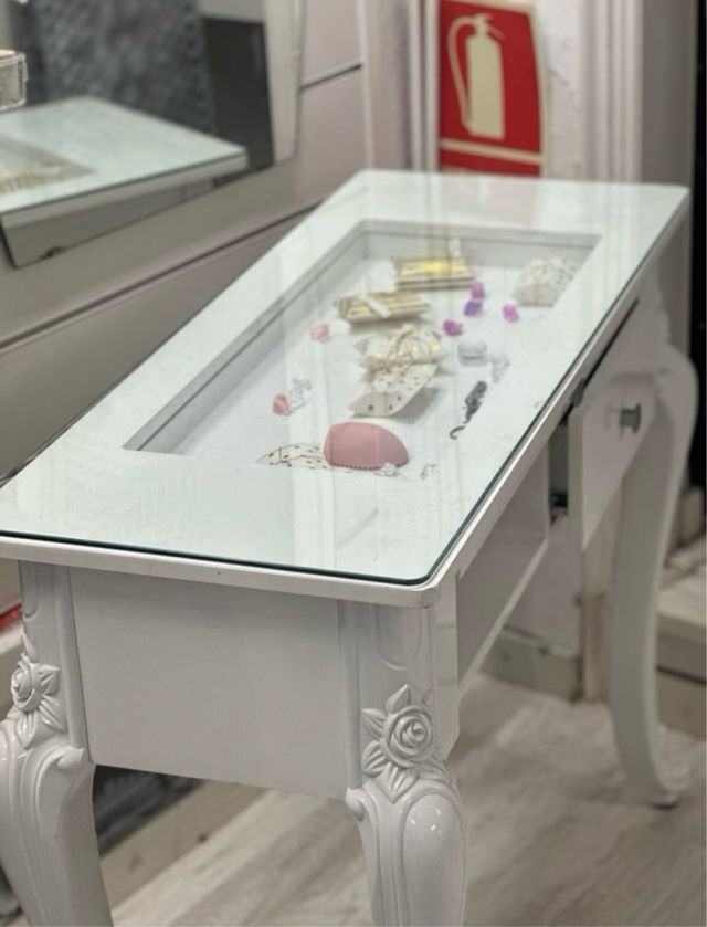 Mesa de manicura blanca con detalles