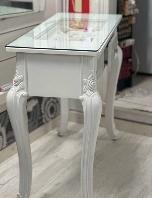 Mesa de manicura blanca con detalles
