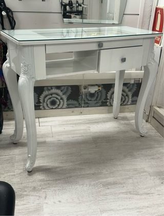 Mesa de manicura blanca con detalles