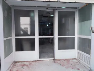 Puerta principal de aluminio y cristal Urge vender