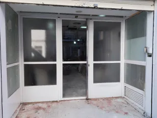 Puerta principal de aluminio y cristal Urge vender