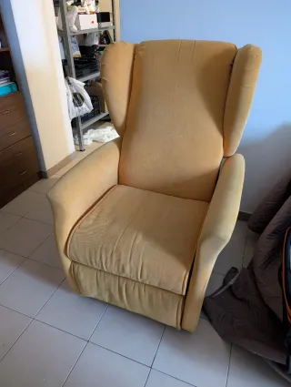 Poltrona elettrica gialla in tessuto