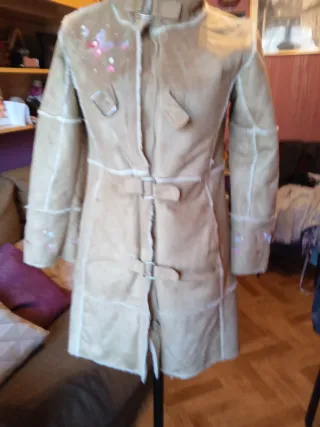 Abrigo chica beige con detalles rosas