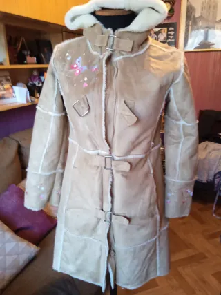 Abrigo chica beige con detalles rosas