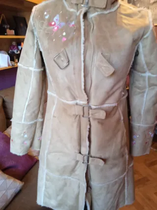 Abrigo chica beige con detalles rosas