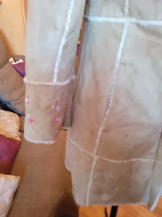 Abrigo chica beige con detalles rosas