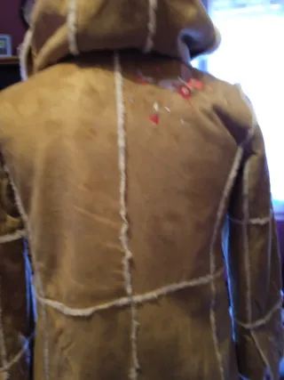 Abrigo chica beige con detalles rosas