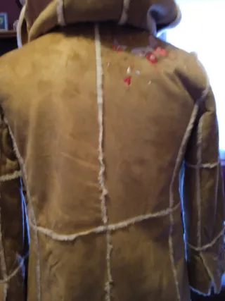 Abrigo chica beige con detalles rosas