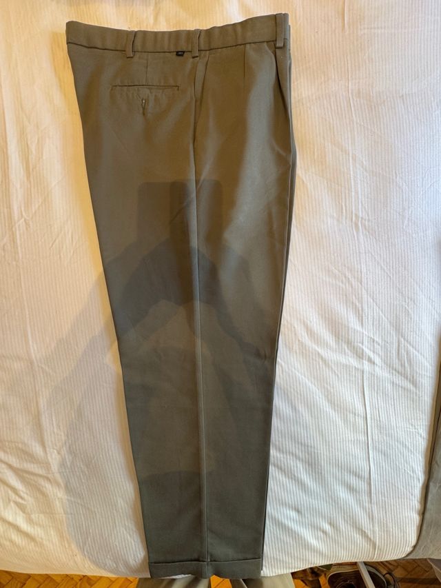 Pantalón sport tipo Chino verde oliva