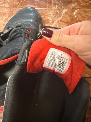 Zapatillas Jordan Talla 39 Negras y Rojas