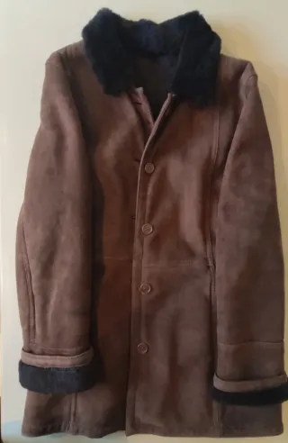 Chaquetón de piel marrón y negro.