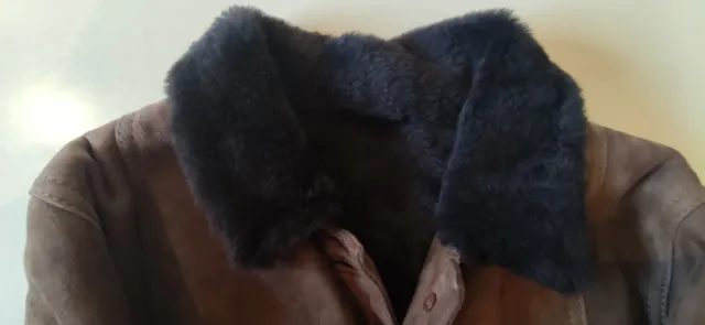 Chaquetón de piel marrón y negro.