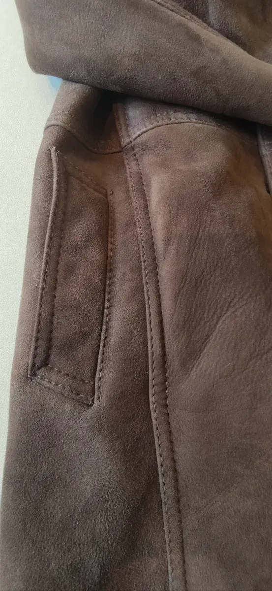 Chaquetón de piel marrón y negro.