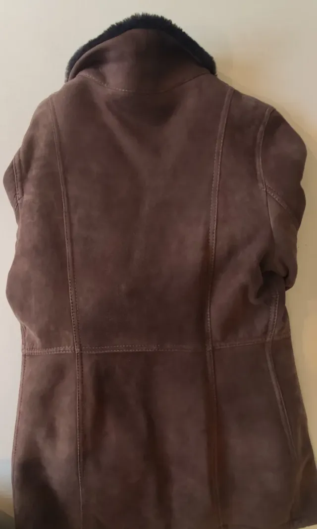 Chaquetón de piel marrón y negro.