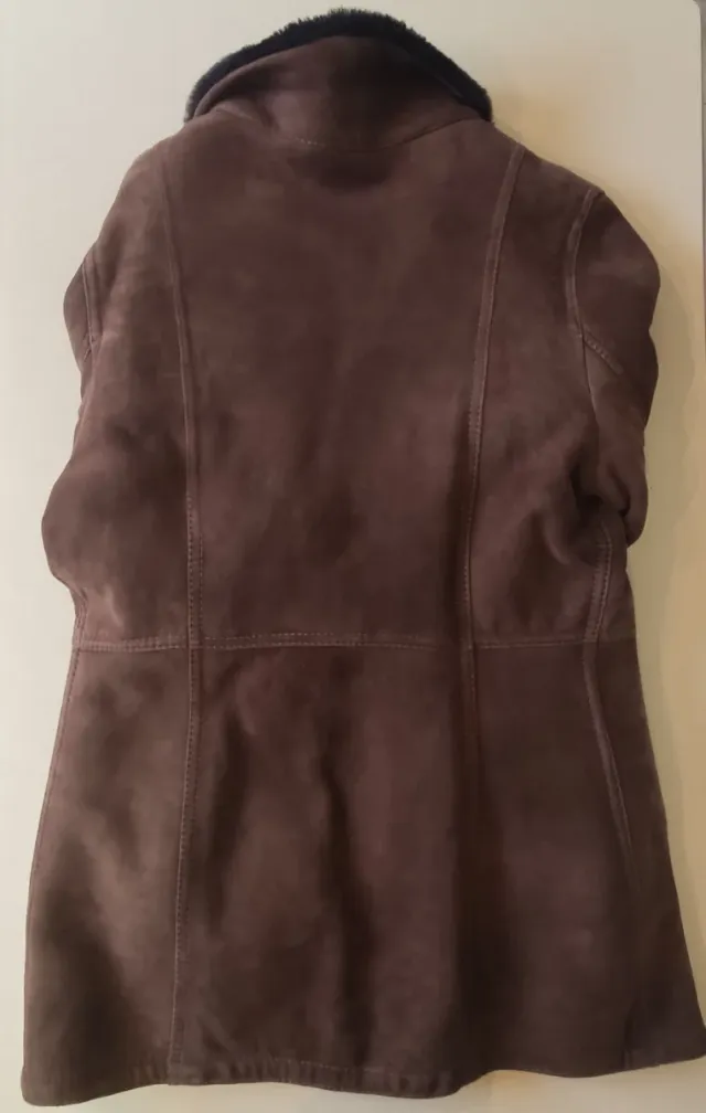 Chaquetón de piel marrón y negro.