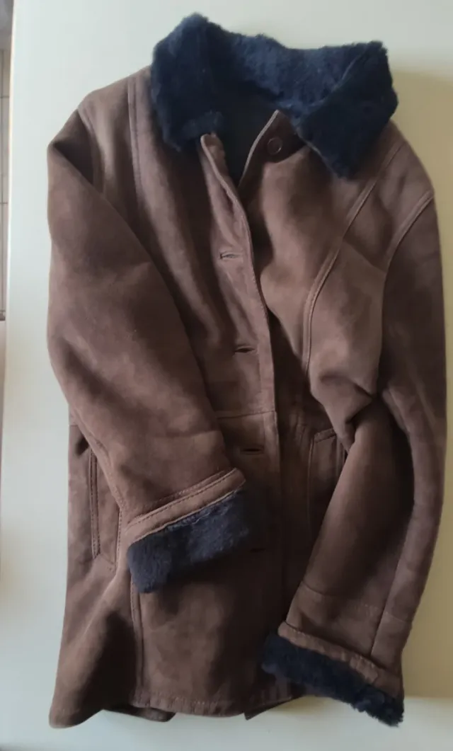 Chaquetón de piel marrón y negro.